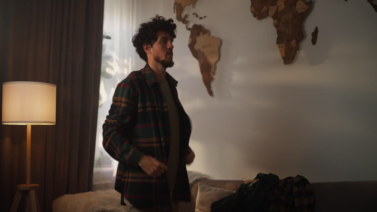 hombre vistiéndose en casa