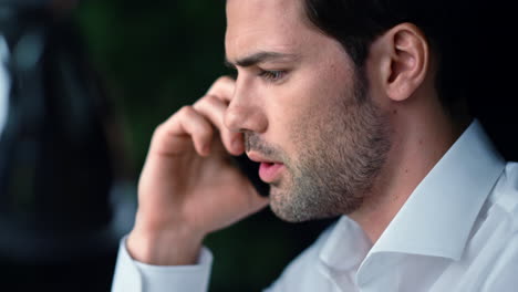 rostro de hombre de negocios hablando por teléfono inteligente con un cliente. hombre usando teléfono móvil