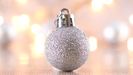 ornamento de navidad de plata brillante en tema ligero con luces parpadeantes