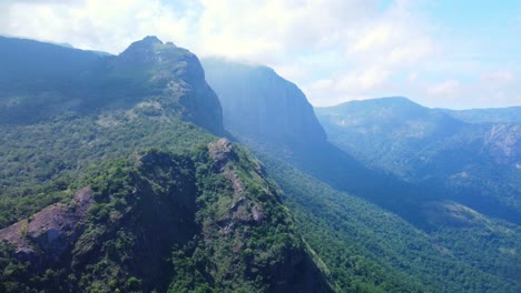 tomada de un avión no tripulado del bosque de reserva de aliyar y la reserva de tigres de anamalai, coimbatore, tamil nadu, india