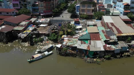 Seguimiento-De-Tomas-De-Drones-De-Edificios-Antiguos-Y-Nuevos-A-Lo-Largo-Del-Canal-Kenh-Te