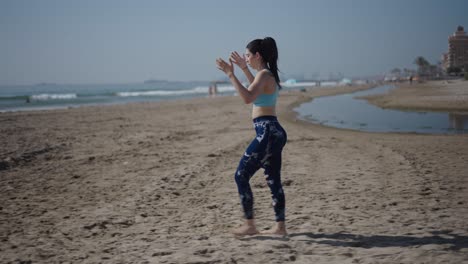 mujer haciendo ejercicio en la playa