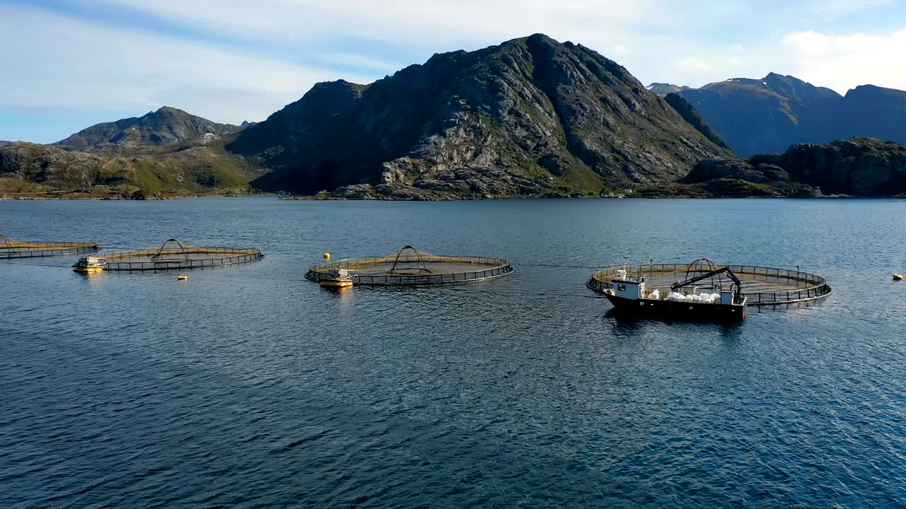 imágenes aéreas de granjas de pesca de salmón en noruega