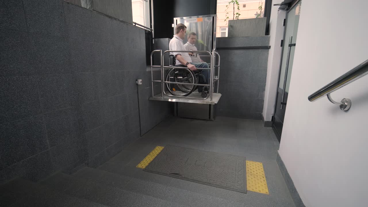 ascensor especial para la persona con una discapacidad física. un hombre en silla de ruedas utiliza un ascensor especial