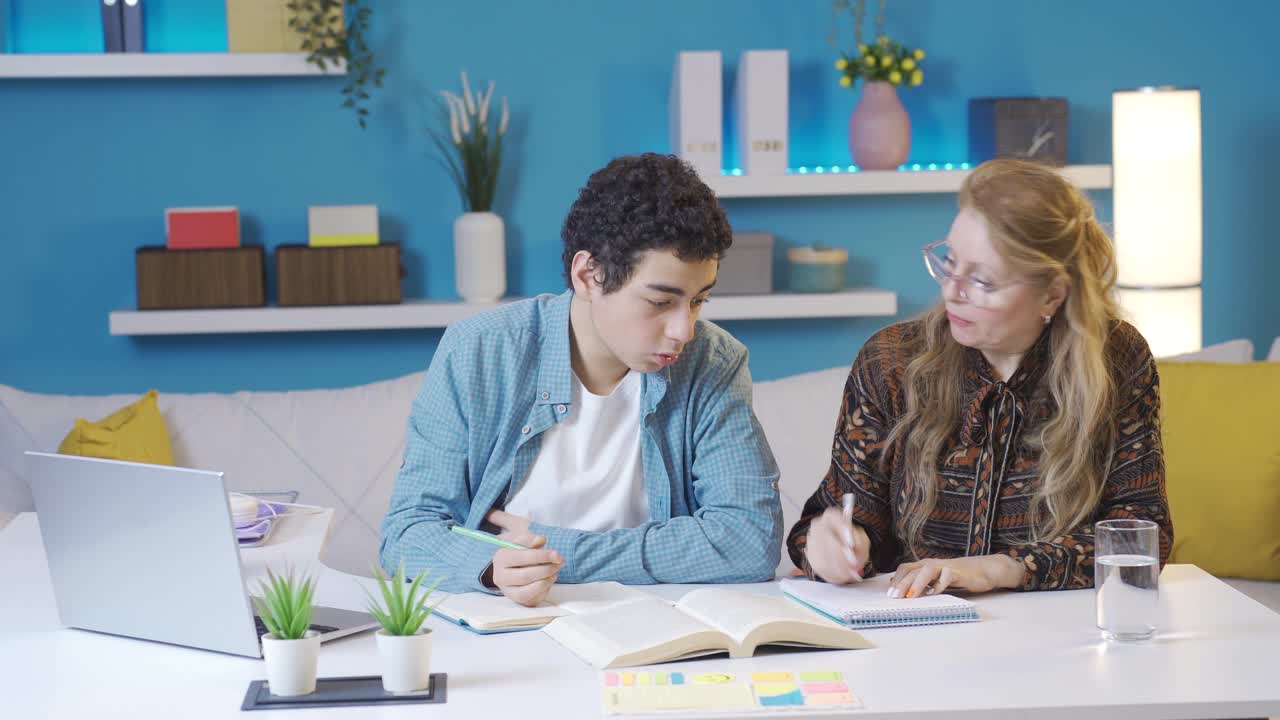un joven estudiando con su madre.