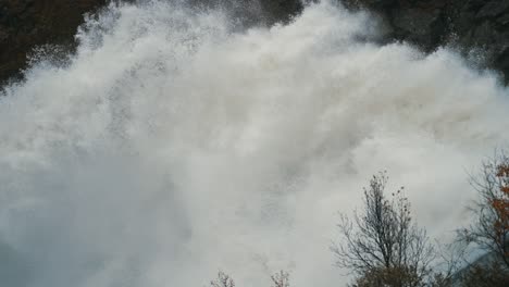 una cascada de tvindefossen desbordante y furiosa después de las largas lluvias