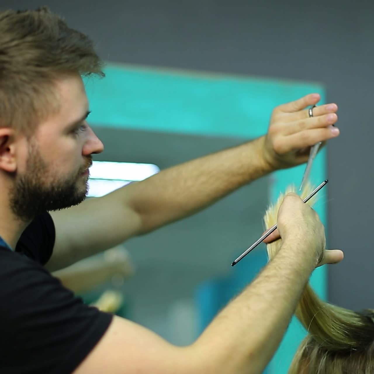peluquero cortando el cabello