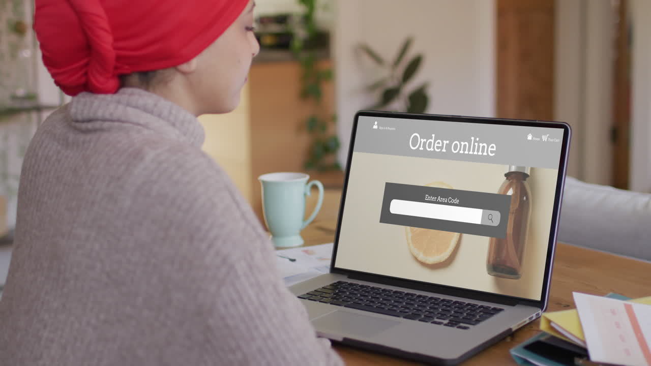 Donna birazziale che usa il laptop, fa shopping online di prodotti di bellezza, slow motion