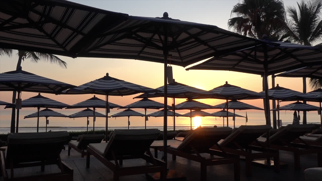 휴가 개념을 위한 호텔 리조트의 수영장 주변에 파라솔이 있는 침대 수영장