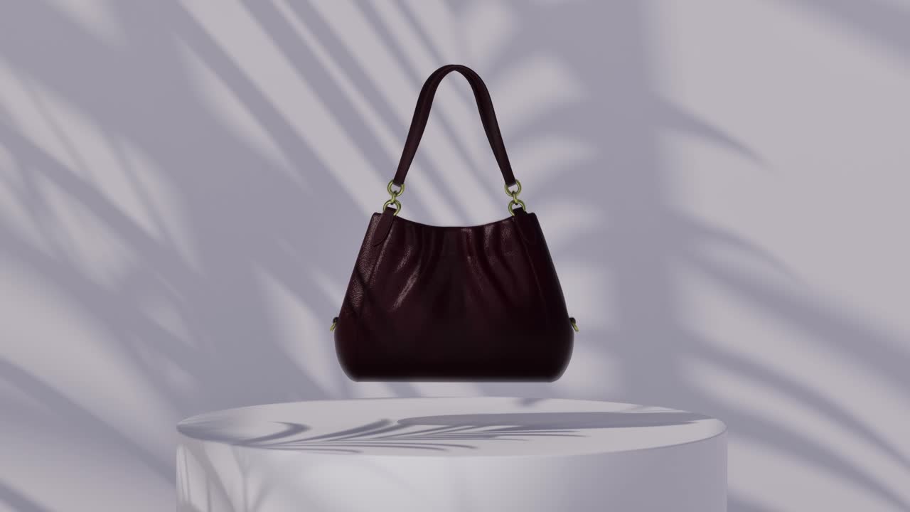 Lussuosa borsa a mano rosso scuro che fluttua su un piedistallo bianco con ombre di palma.