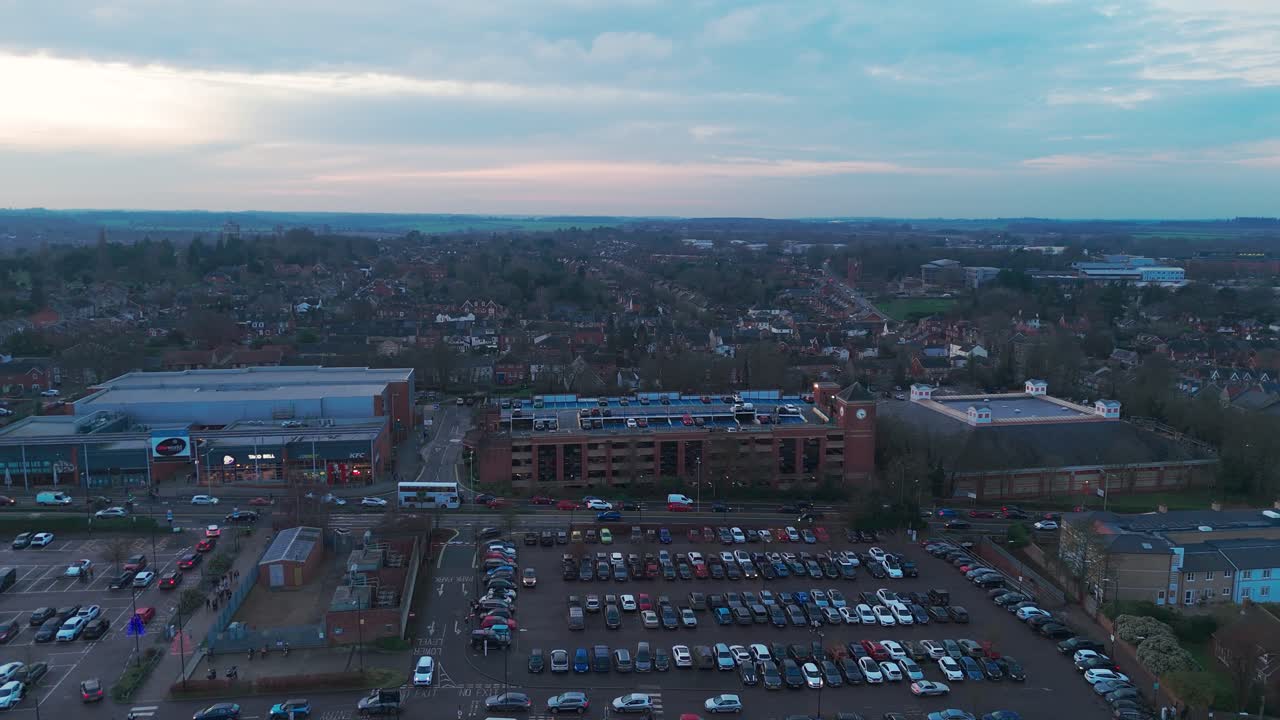 Volle parkeerplaats van een winkelcentrum in het stedelijke Bury St Edmunds, Verenigd Koninkrijk, luchtfoto met drone