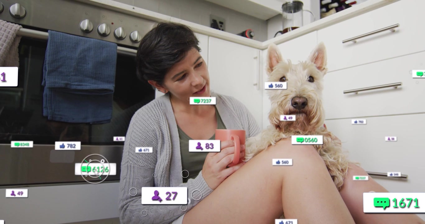 Mulher segurando uma caneca, olhando para baixo e acariciando um terrier enquanto distintivos surgem, impulsionando o alcance social.