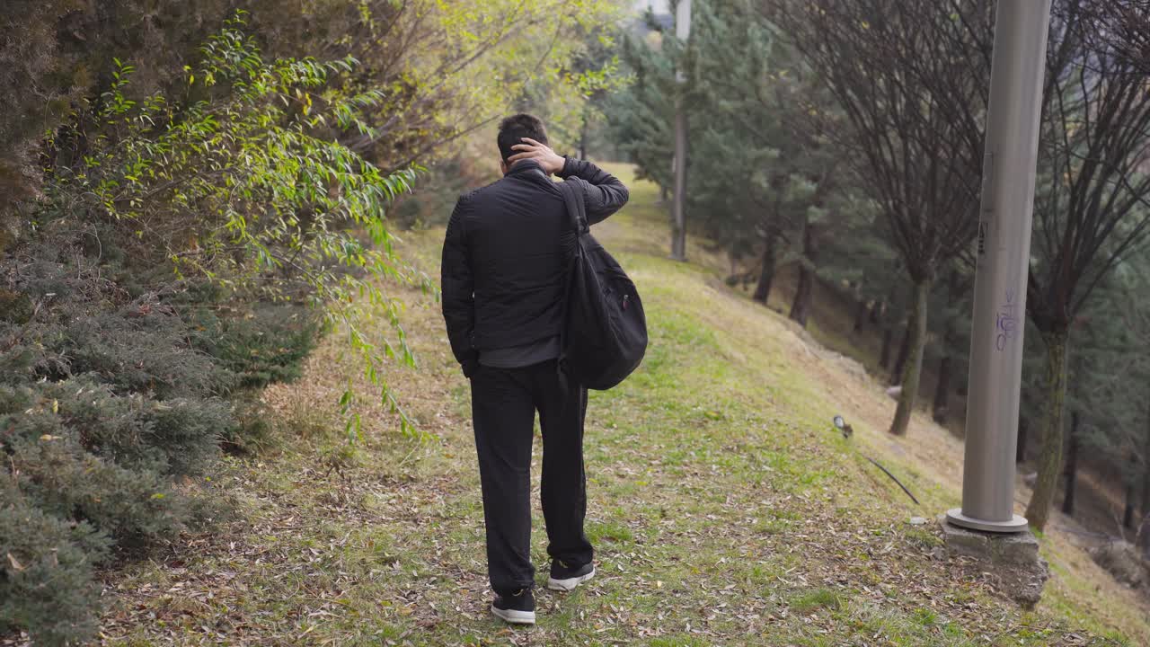 야외에서  ⁇ 고 있는 슬프고 고민하는 젊은 남자.