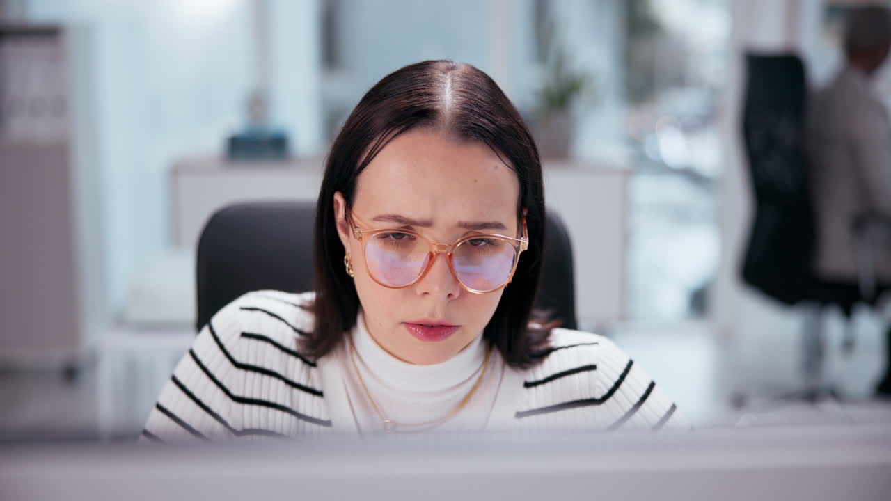 사무실에서 컴퓨터로 일하는 여자