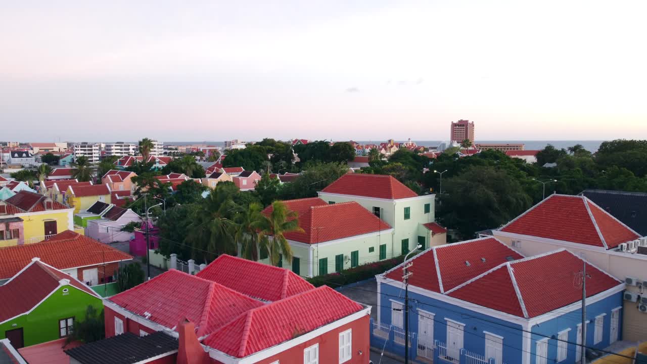 Rivelazione cinematografica 4K dei colorati quartieri di Otrabanda e Punda divisi dalla Baia di Sant'Anna nell'isola caraibica olandese di Curaçao