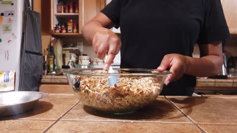 Mujer-Afroamericana-Mezclando-Ingredientes-Para-Granola-Casera-Y-Orgánica-Con-Una-Espátula