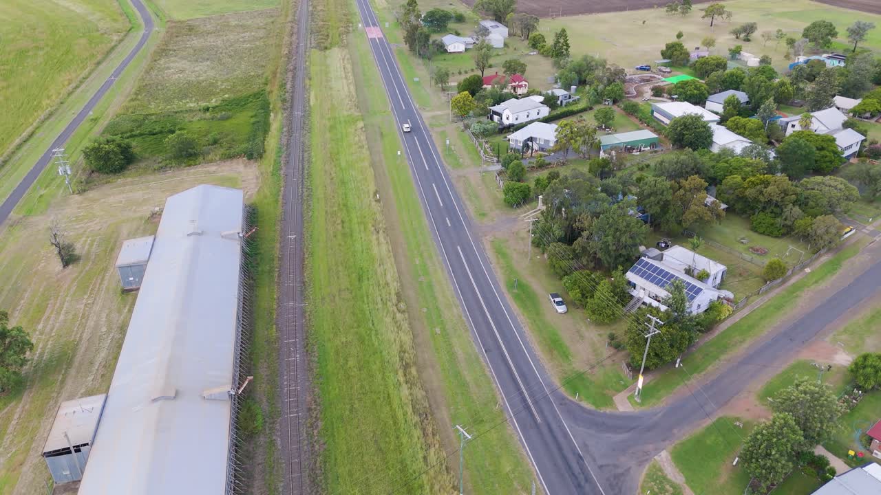 도로와 주변 시골의 항공 촬영