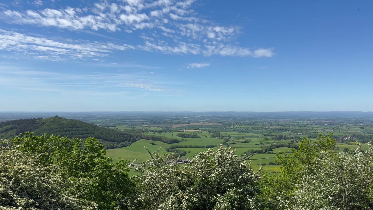Sutton Bank, schönster Aussichtspunkt Englands in Nordengland, mit Blick über die Landschaft von North Yorkshire unter blauem Himmel.