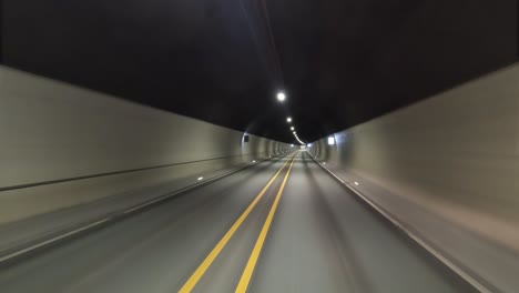 Paseos-En-Coche-Por-El-Punto-De-Vista-Del-Túnel-Conduciendo-En-Noruega.