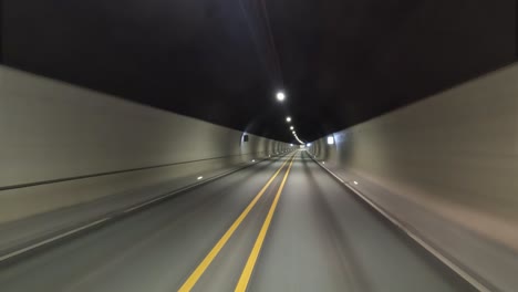 viajes en coche a través del túnel punto de vista de conducción en noruega.