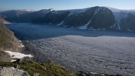 video timelapse del glaciar tunsbergdalsbreen al atardecer en el parque nacional jostedalsbreen en noruega