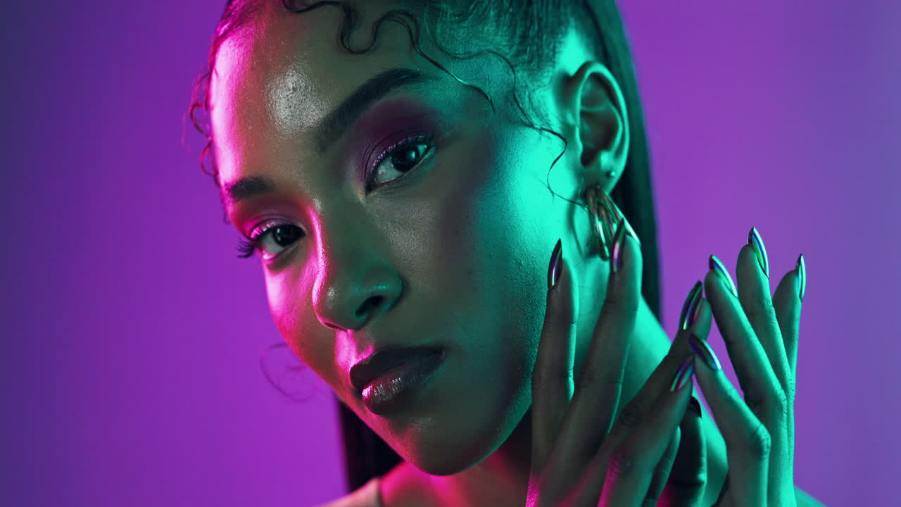 retrato en primer plano de una mujer con una brillante iluminación de neón