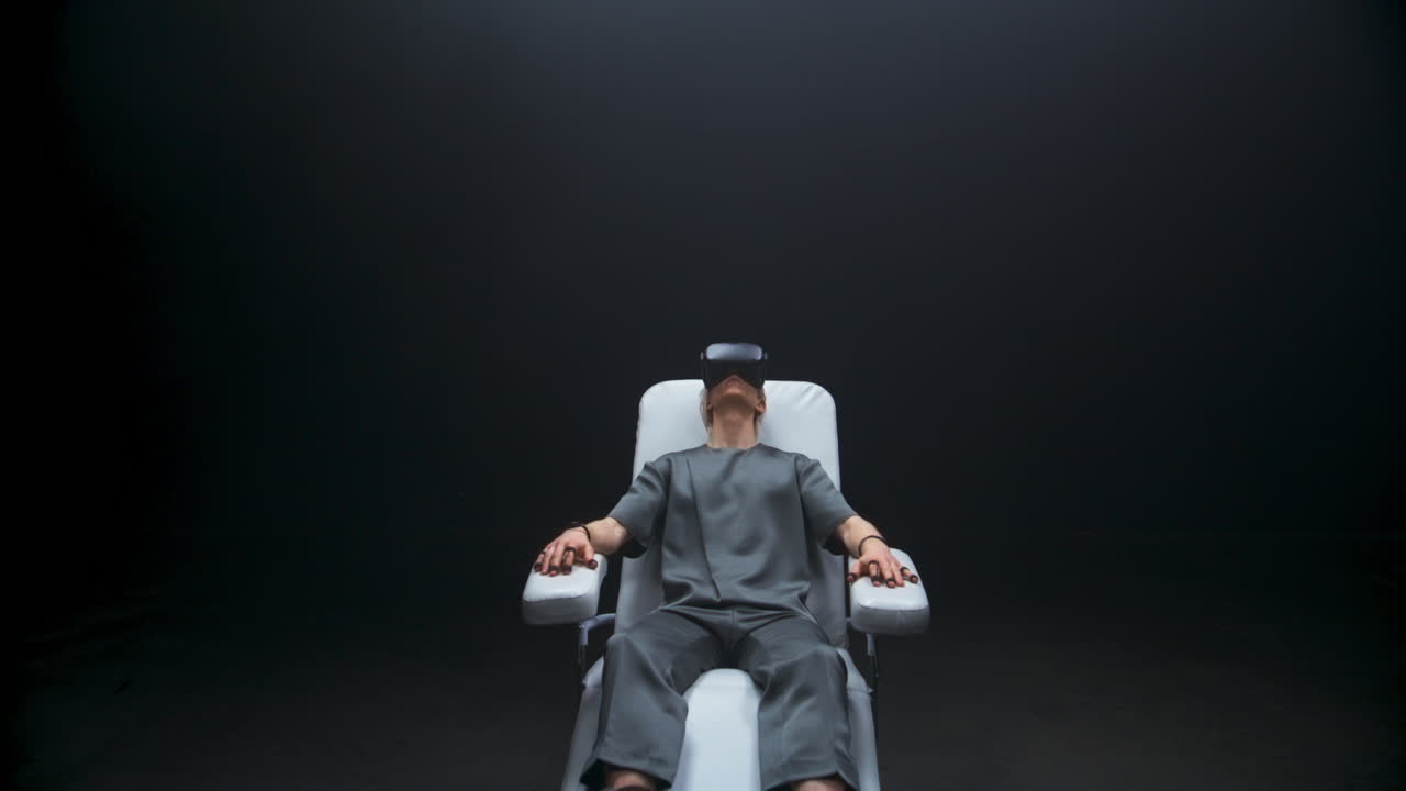 vr 안경: 인터랙티브 의자를 즐기는 남자, 사이버 장갑, 게이머, 휴식