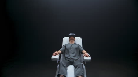 vr gafas hombre disfrutando de sillón interactivo. guantes cibernéticos jugador relajante