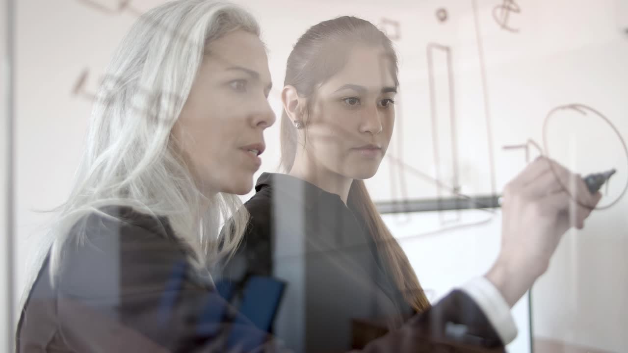 mujer de negocios enfocada en dibujar infografías