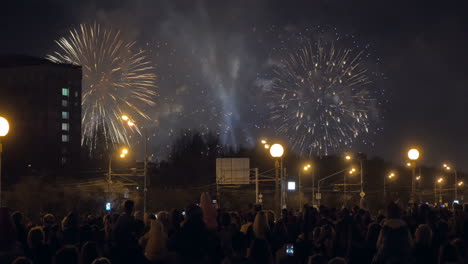 Menschen-Genießen-Feuerwerk-In-Der-Stadt