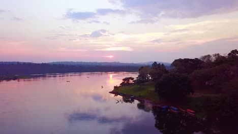 Hermosa-Vista-Aérea-Al-Atardecer-A-Lo-Largo-Del-Río-Nilo-En-Uganda,-África