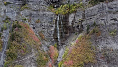 Velo-De-Novia-Cae-Cascada-En-Cascada-En-El-Acantilado-De-La-Montaña-En-El-Cañón-De-Provo,-Utah---Enfoque-Aéreo