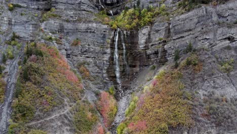 velo de novia cae cascada en cascada en el acantilado de la montaña en el cañón de provo, utah - enfoque aéreo