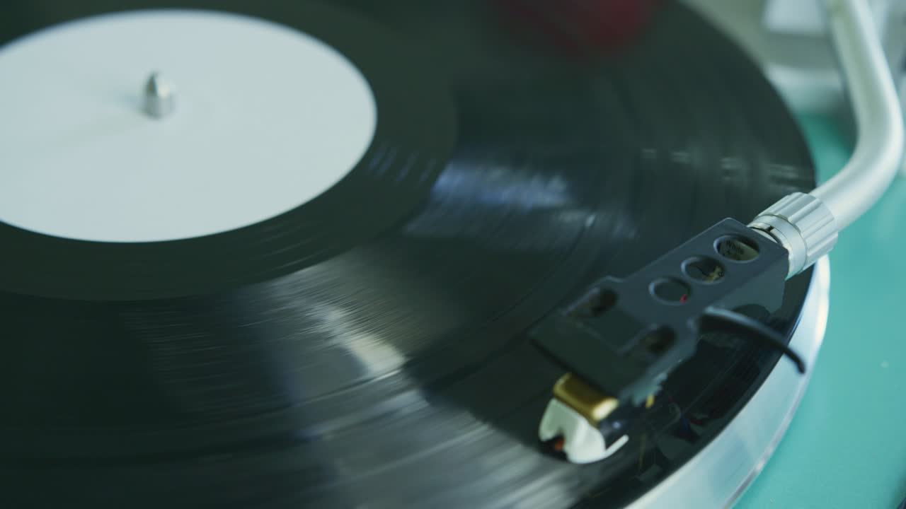 빈티지 레코드 플레이어 에서 회전 하는 비닐 레코드 의 클로즈업