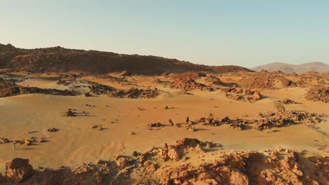 desierto paisaje volcánico en rojo