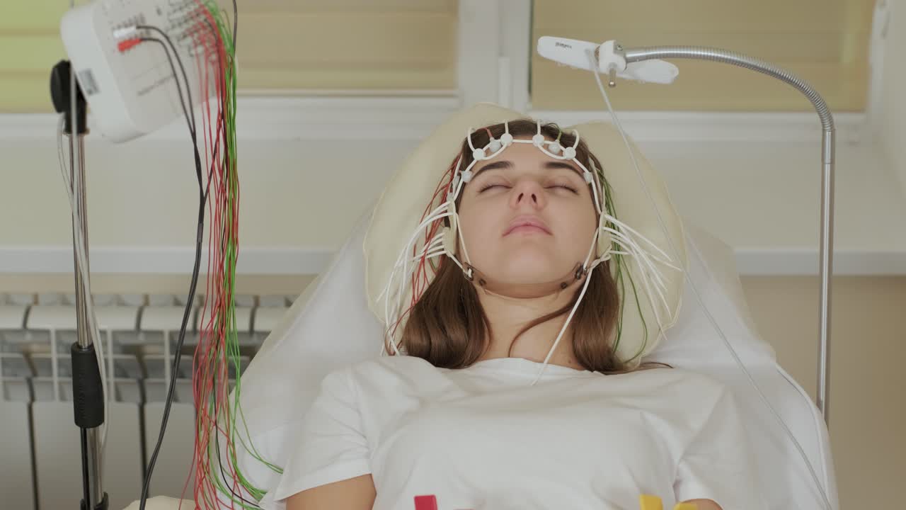 의료 센터에서 뇌 촬영을 사용하여 환자의 뇌 검사를 수행합니다.