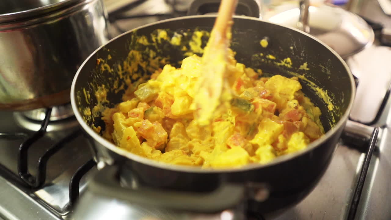 revolviendo una receta sabrosa en la sartén