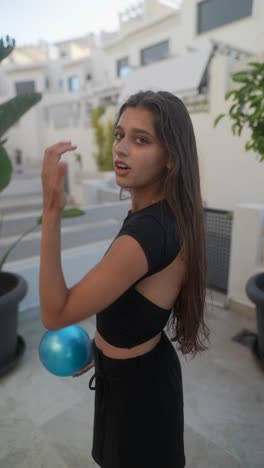 joven con un traje negro de moda