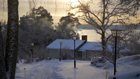 Nevado-Con-Casa-Y-Chimenea-En-Diciembre,-Navidad