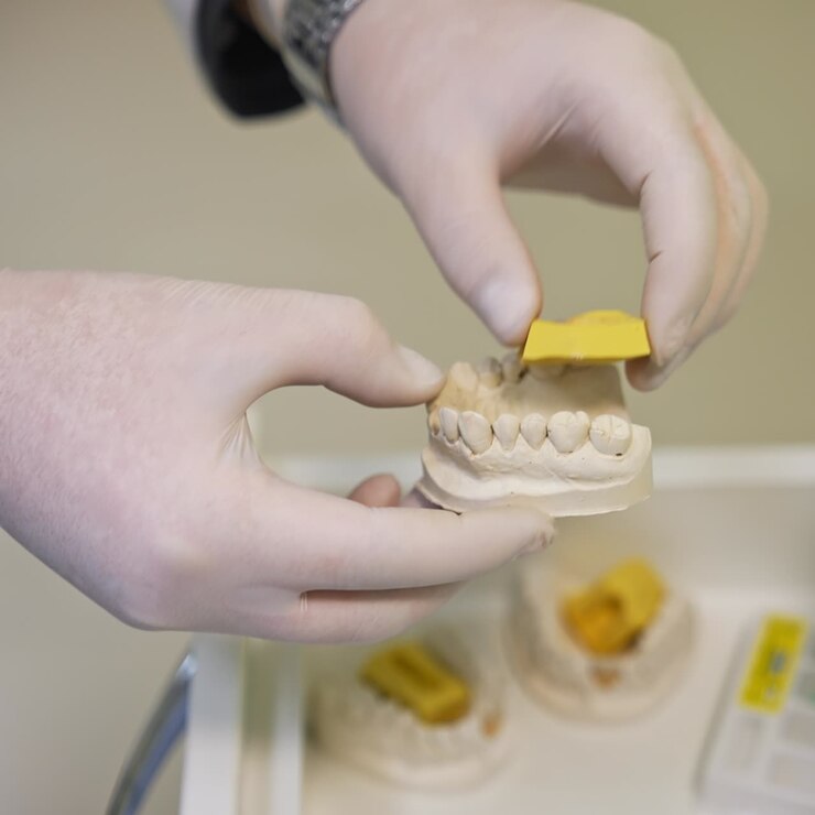 Preparazione professionale dell'assistente del medico. Giovane medico con mascherina che si prepara a lavorare