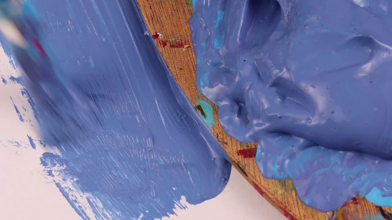 팔레트 옆에 보라색 파란색 종이를 칠하는 샷