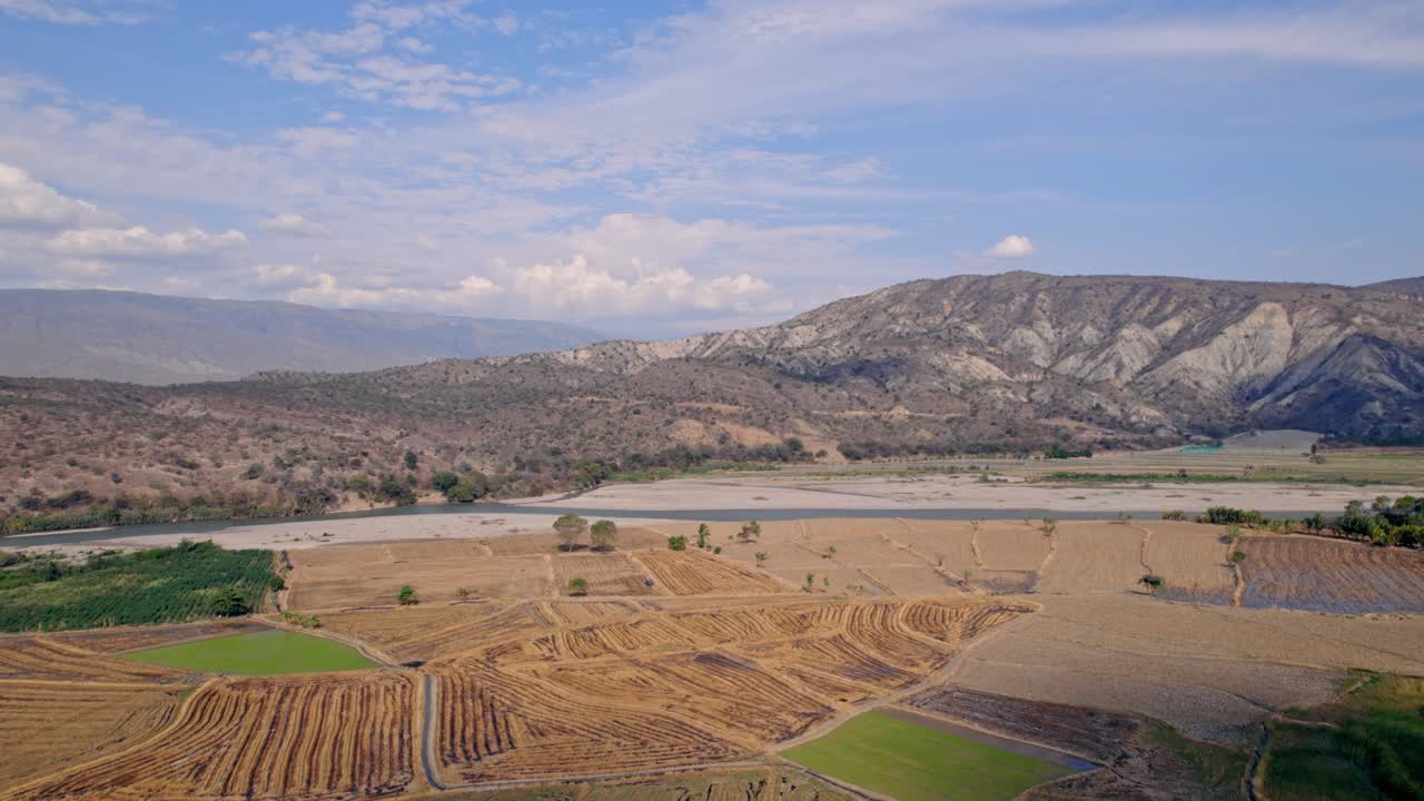 Paesaggio peruviano in Perù. Vista aerea cinematografica con drone