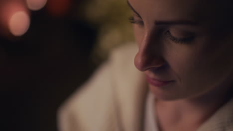 una mujer reflexiona mientras trabaja en una computadora portátil por la noche está perdida en pensamientos y concentrada