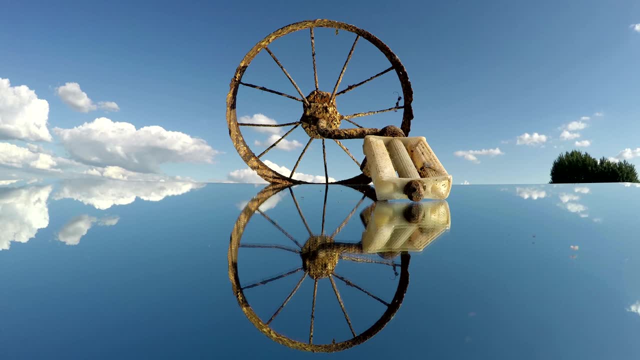 거울과 구름에 오래된 녹은 자전거 장난감 바, 시간 지연