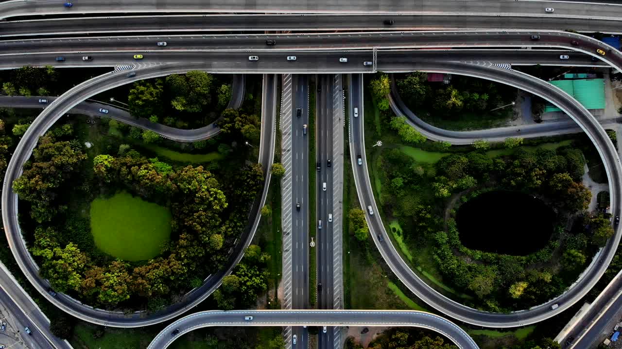 고속도로 위쪽 전망, 도로 교통 중요한 인프라