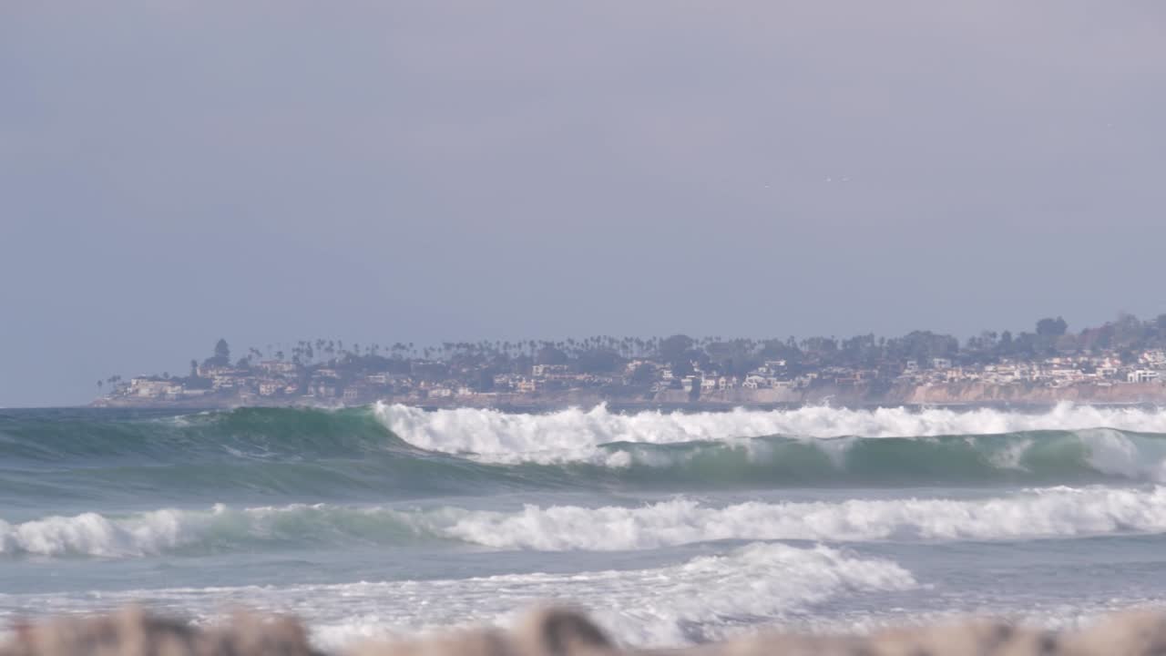 커다란 파란 바다 파도가 미국 캘리포니아 태평양 연안 해변에 부히고 있다.