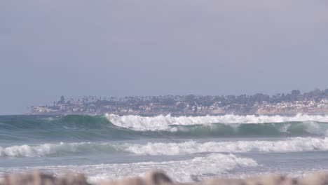 grandes olas azules del océano se estrellan en la playa, costa del pacífico de california, ee.uu.