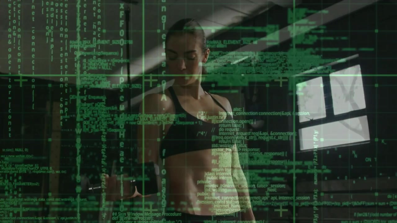 Donna che esegue un curl per bicipiti sollevando un manubrio in un loft, con un overlay verde che mappa le metriche di fitness.