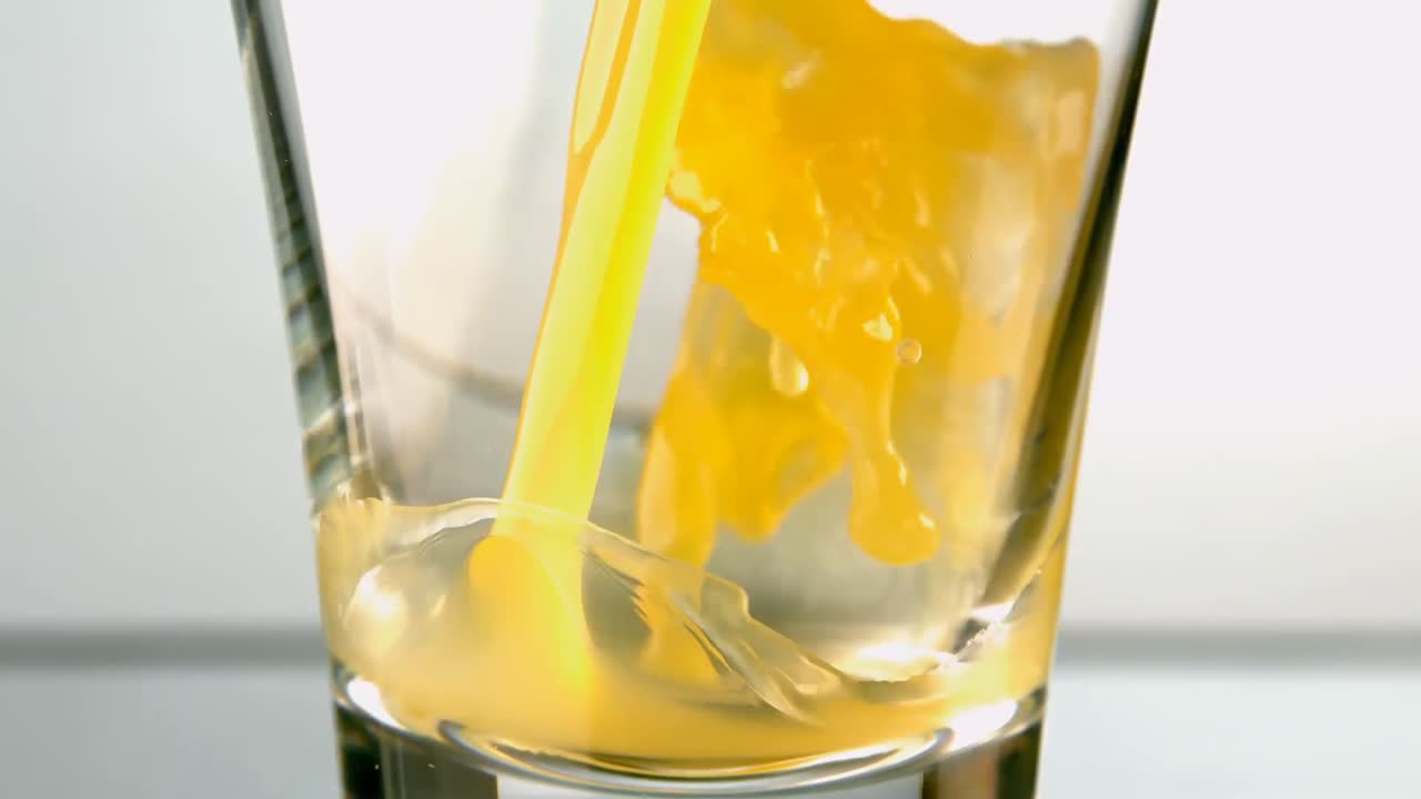 오렌지 주스가  ⁇  배경 4k에 대한 유리 위에  ⁇ 아