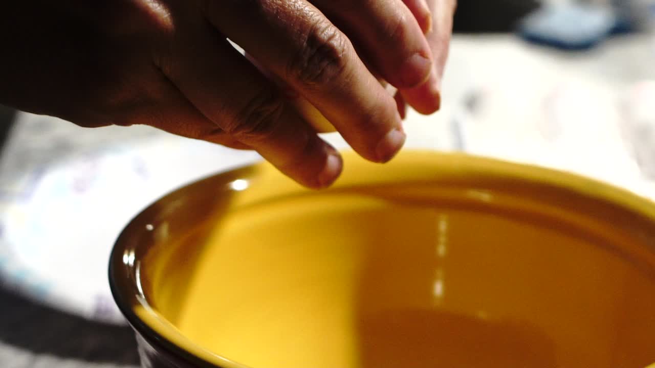 Knekker et egg og heller det i en bolle